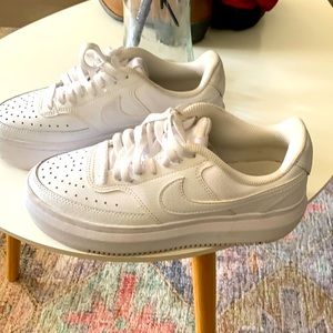 Women's Court Vision Alta Sneaker sz 7